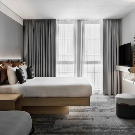 Hotel Moxy Expo 3*