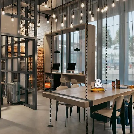 Hotel Moxy Expo 3*