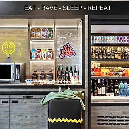 Moxy Expo Hotel
