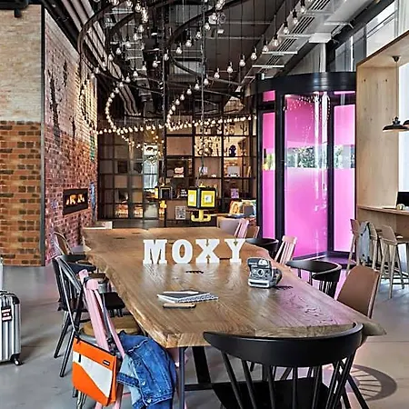 Hotel Moxy Expo