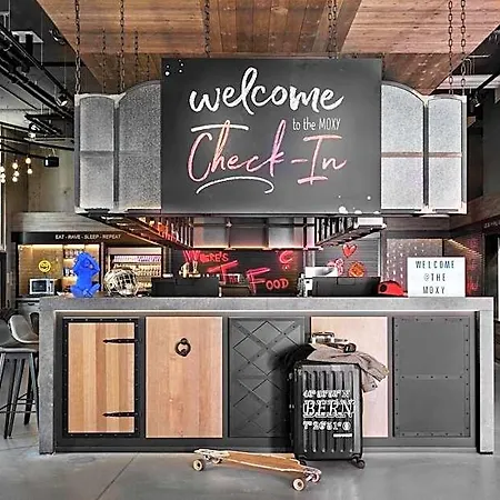 Hotel Moxy Expo 3*