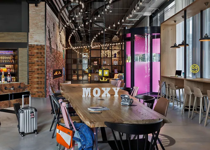 Moxy Expo Otel