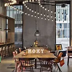 호텔 Moxy Expo 3*